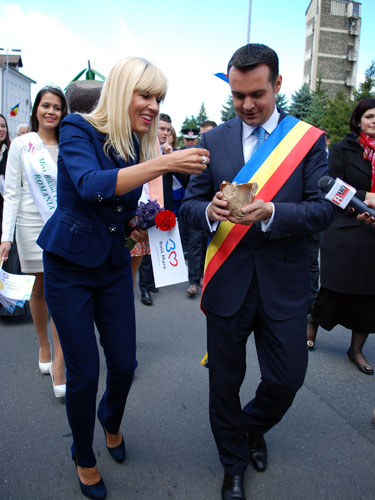Elena Udrea mancand castane